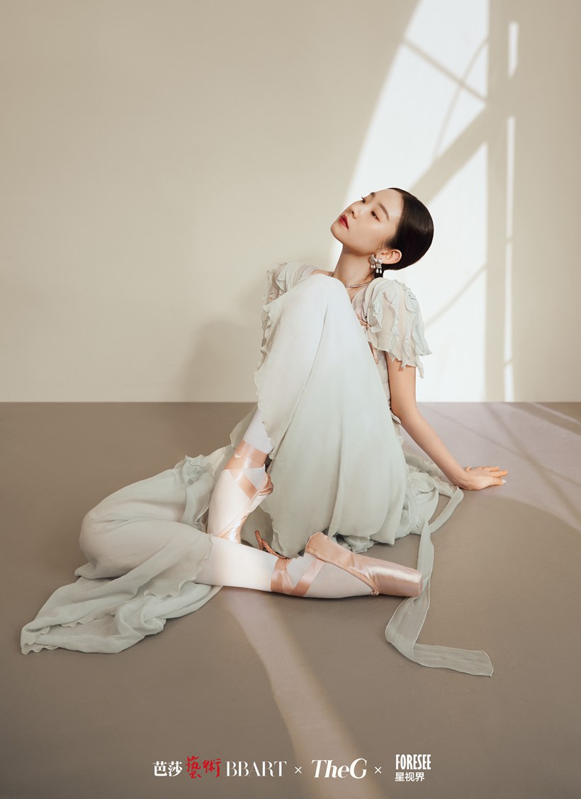 张艺凡光影下的芭蕾精灵翩翩起舞的样子写真