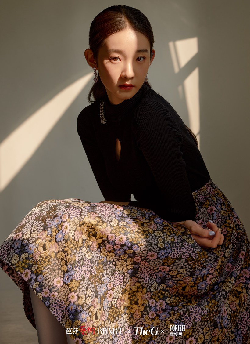 张艺凡光影下的芭蕾精灵翩翩起舞的样子写真