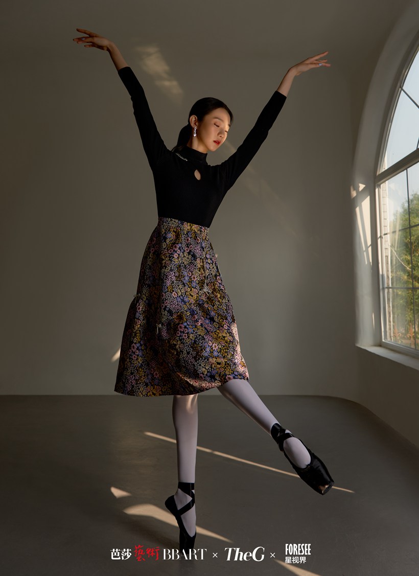 张艺凡光影下的芭蕾精灵翩翩起舞的样子写真