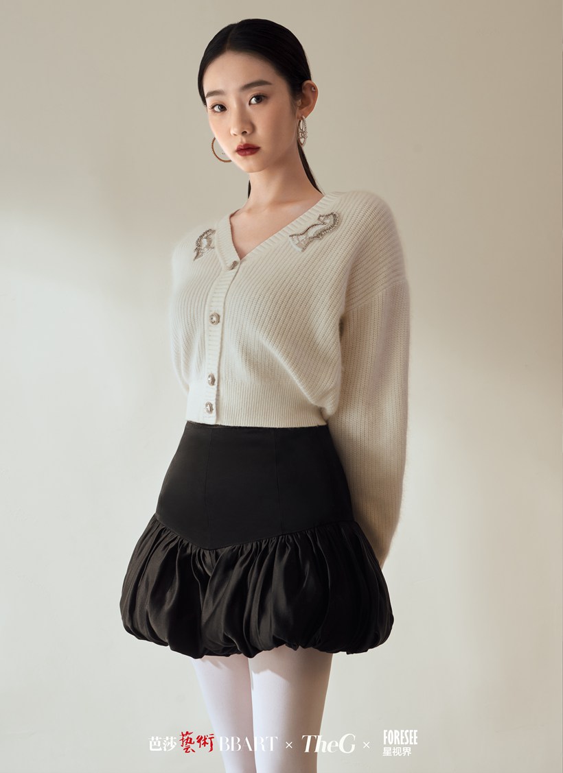 张艺凡光影下的芭蕾精灵翩翩起舞的样子写真