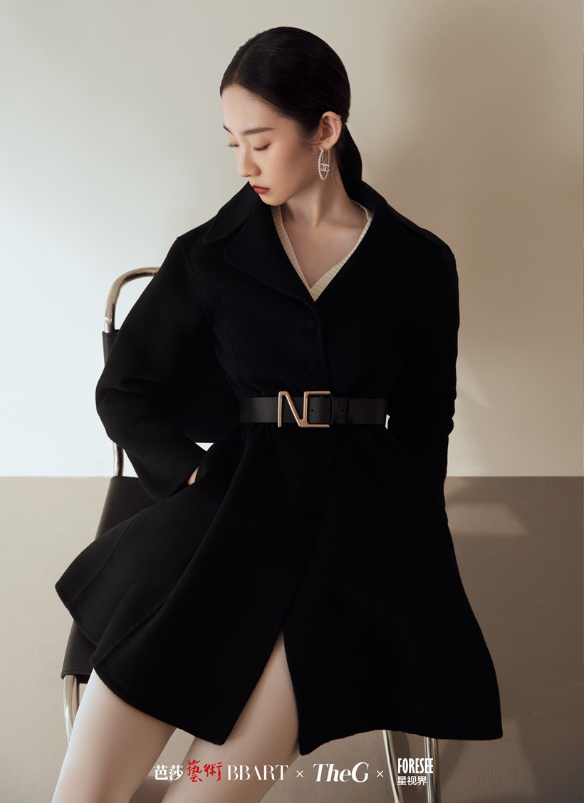 张艺凡光影下的芭蕾精灵翩翩起舞的样子写真