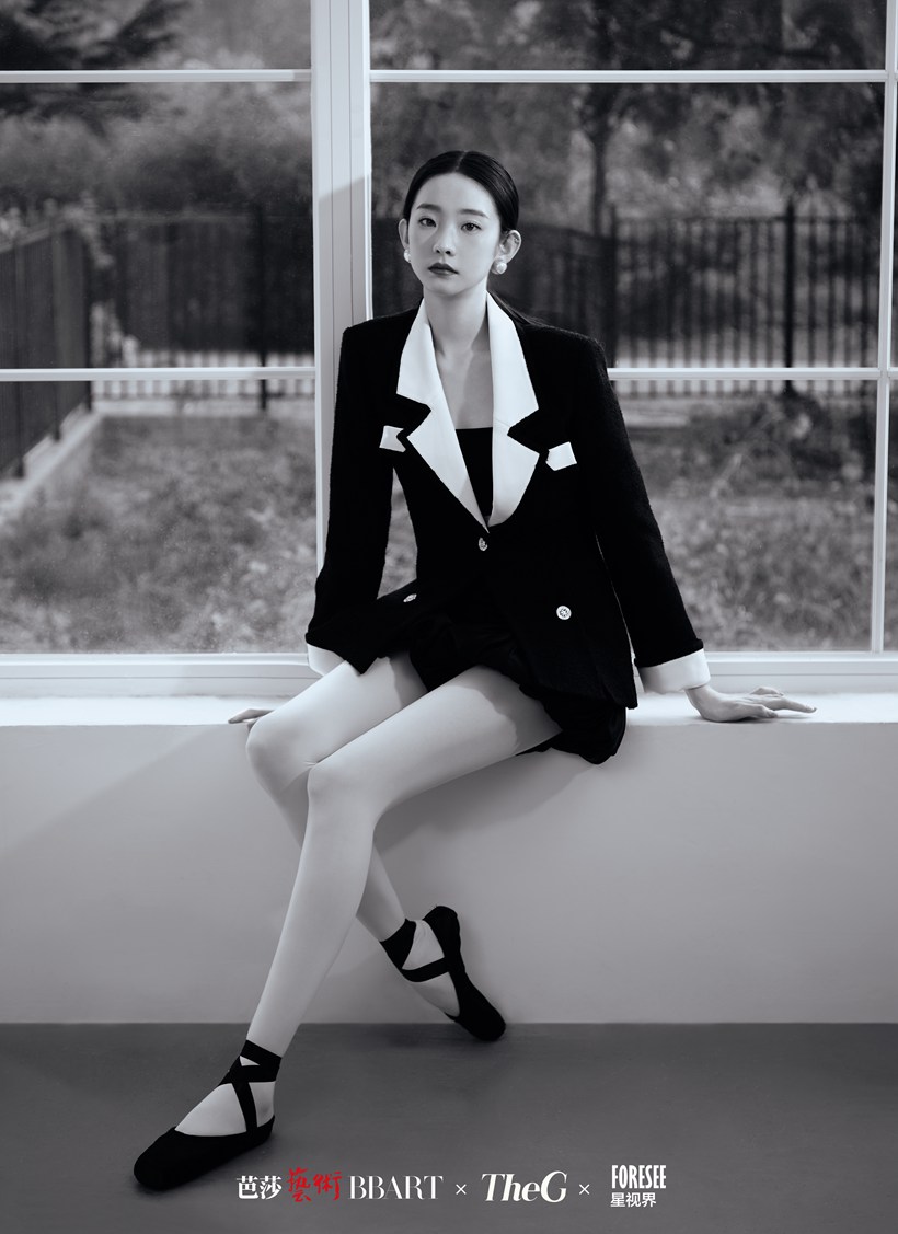 张艺凡光影下的芭蕾精灵翩翩起舞的样子写真