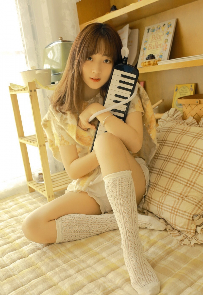 齐刘海小女生白丝美腿私房写真