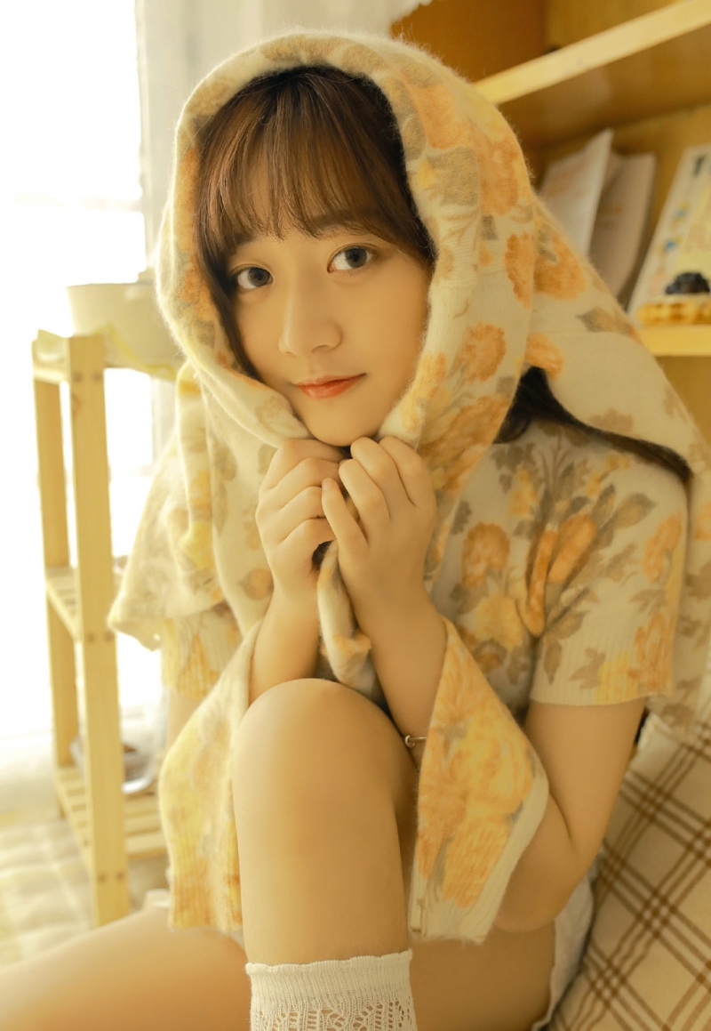 齐刘海小女生白丝美腿私房写真