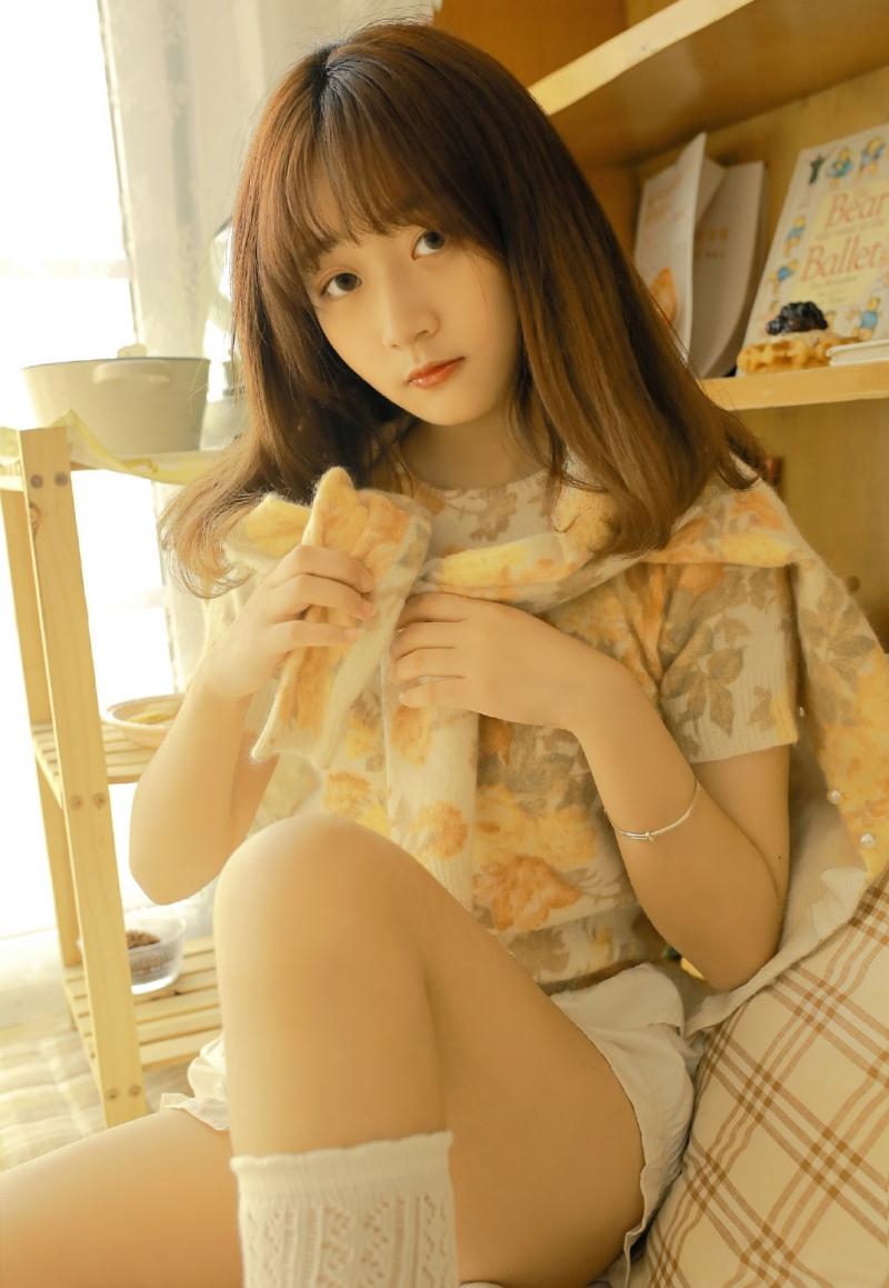 齐刘海小女生白丝美腿私房写真