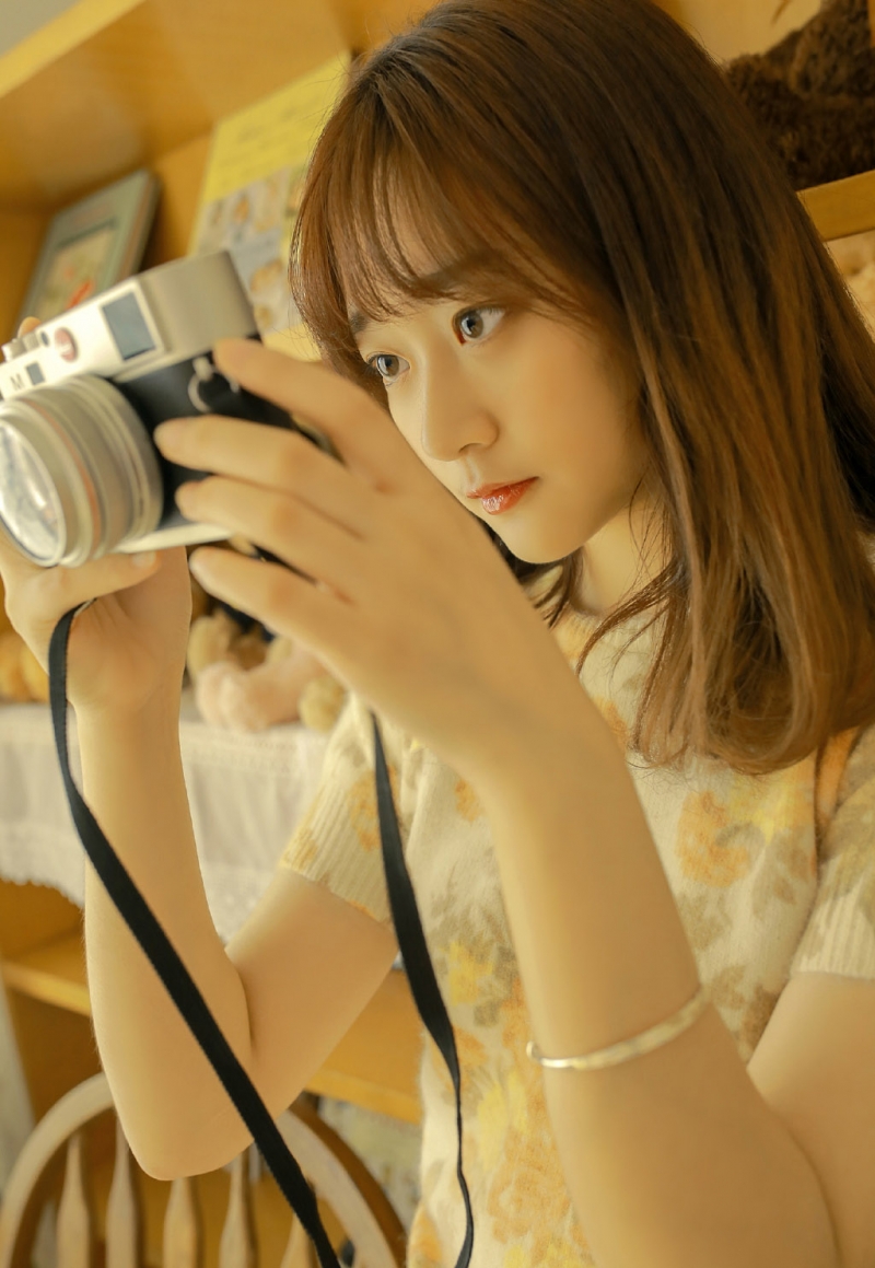 齐刘海小女生白丝美腿私房写真