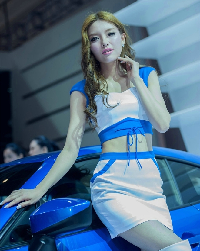 金发美女车模小蛮腰大长腿私拍