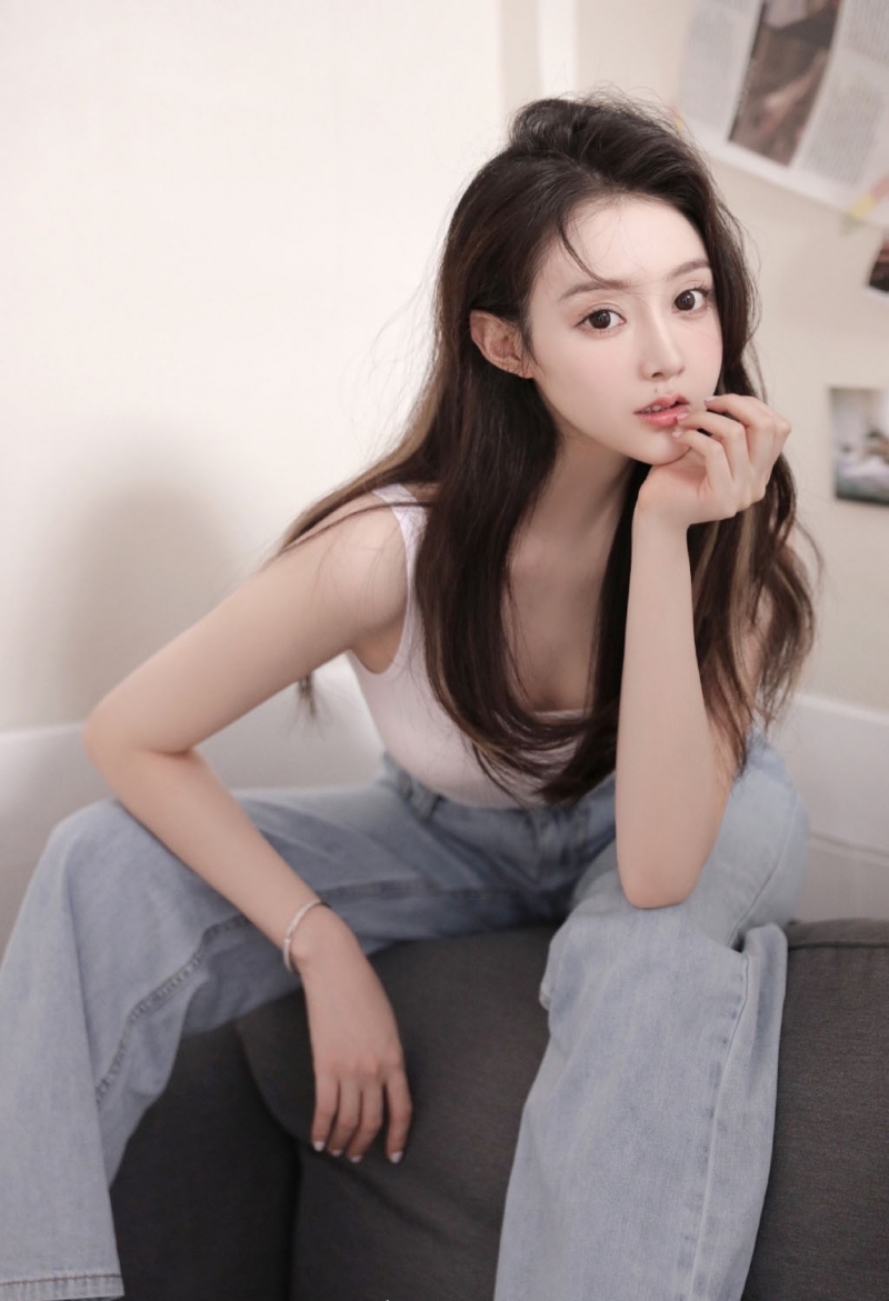 性感美女紧身吊带傲人上围美图