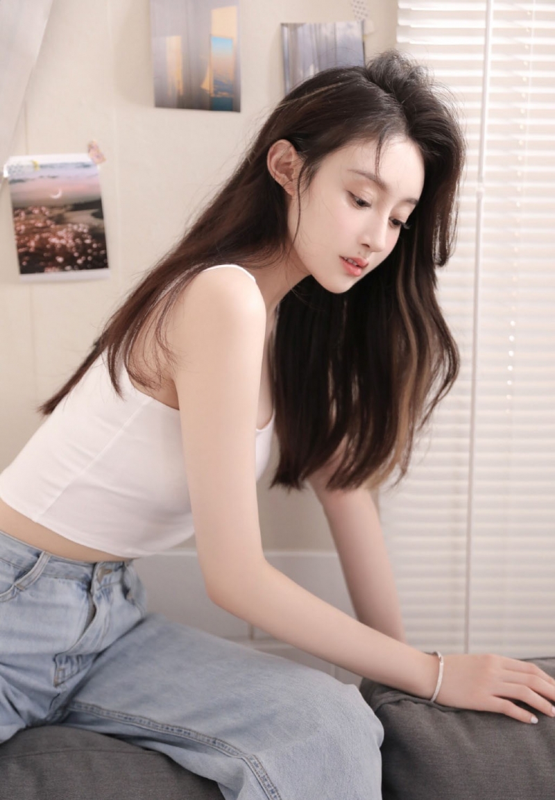 性感美女紧身吊带傲人上围美图