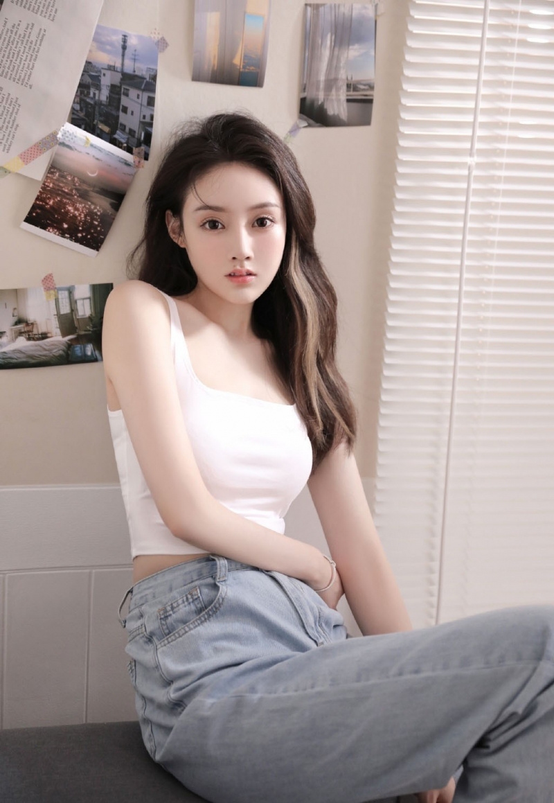 性感美女紧身吊带傲人上围美图