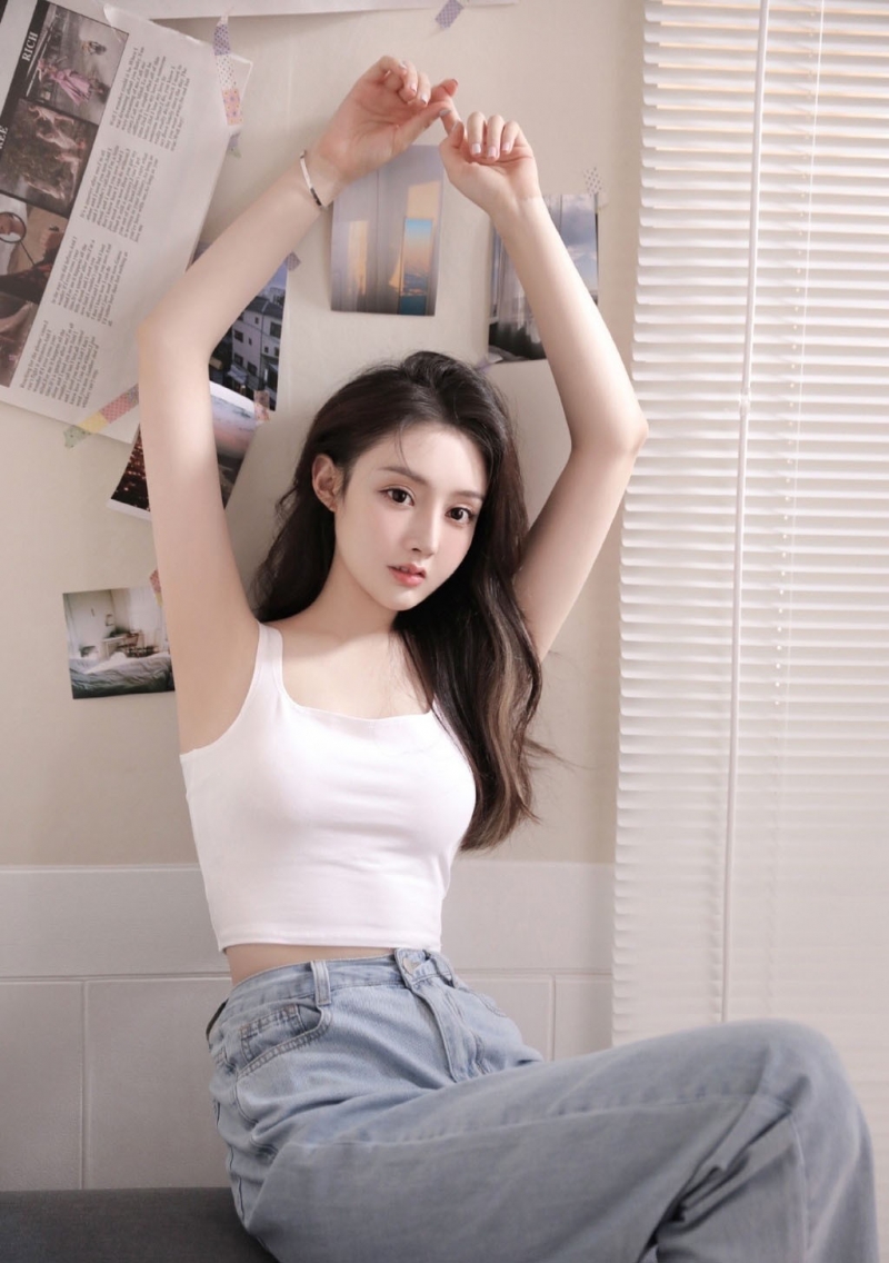 性感美女紧身吊带傲人上围美图