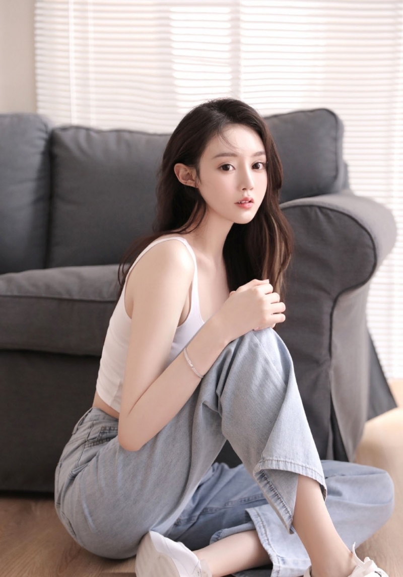 性感美女紧身吊带傲人上围美图