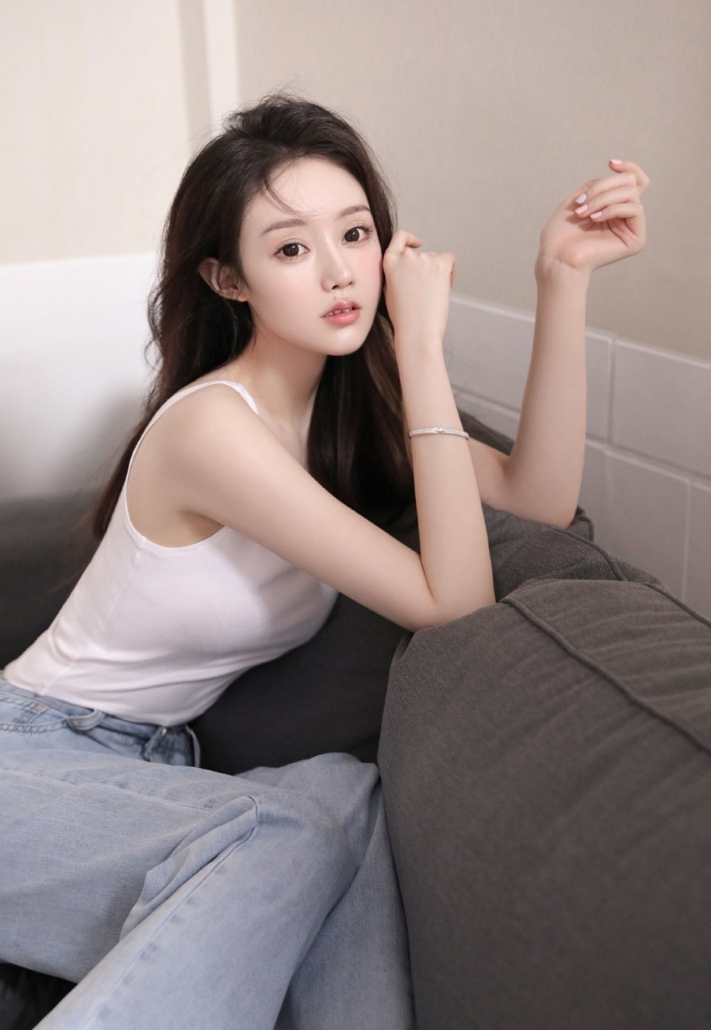 性感美女紧身吊带傲人上围美图