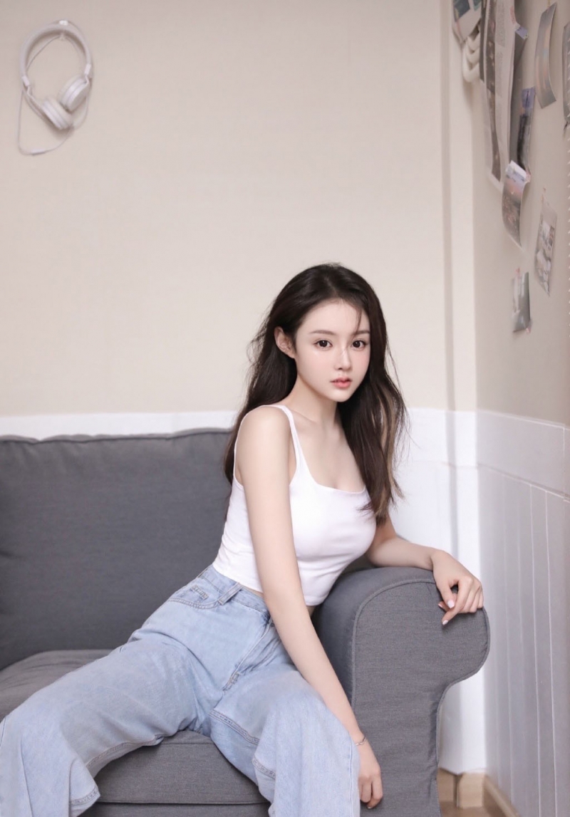 性感美女紧身吊带傲人上围美图