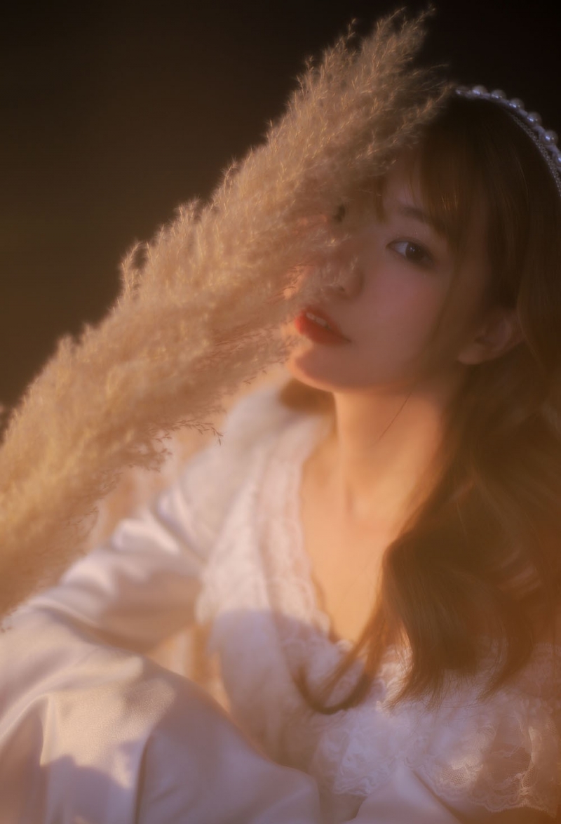 性感少女小露香肩朦胧梦幻套图