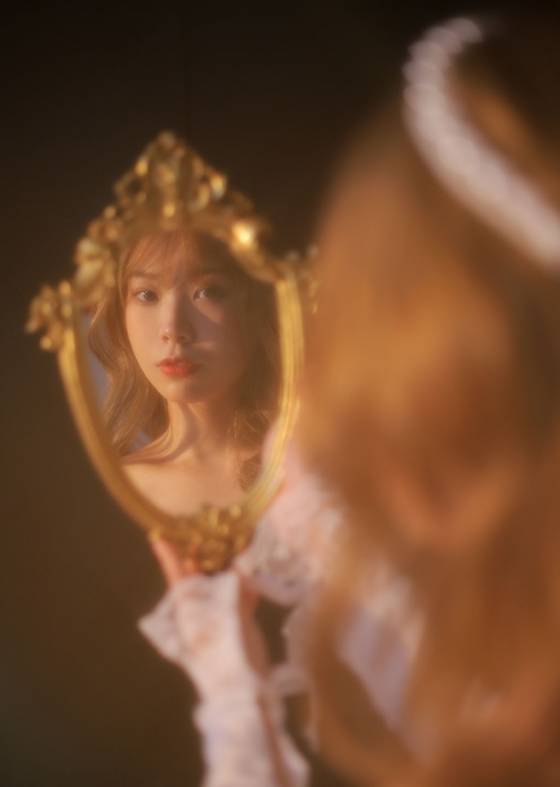 性感少女小露香肩朦胧梦幻套图