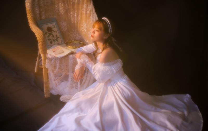 性感少女小露香肩朦胧梦幻套图