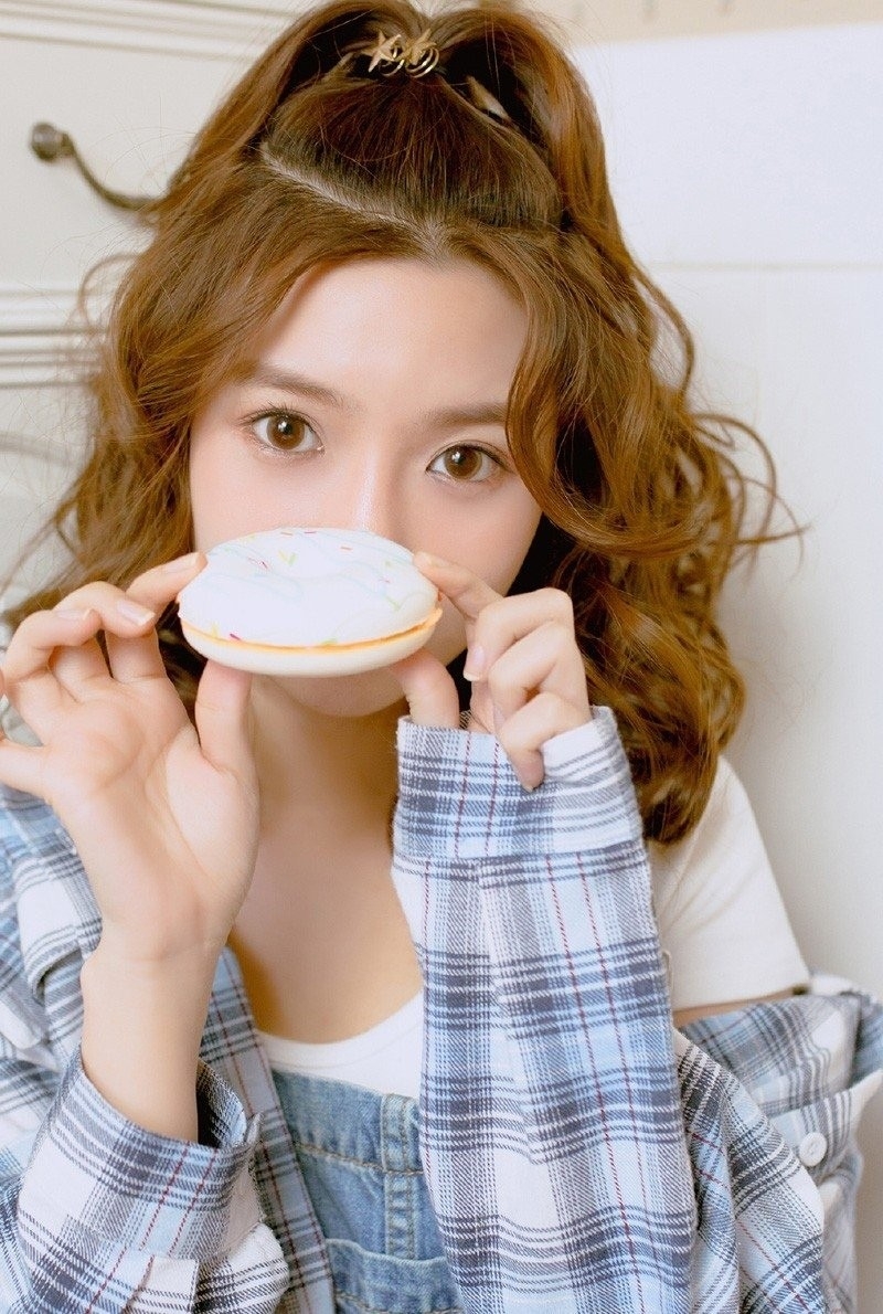 可爱萌妹子背带牛仔裤室内写真