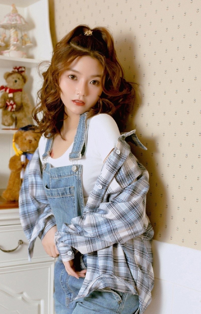 可爱萌妹子背带牛仔裤室内写真