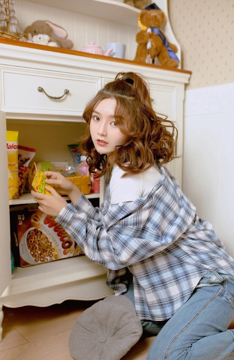 可爱萌妹子背带牛仔裤室内写真