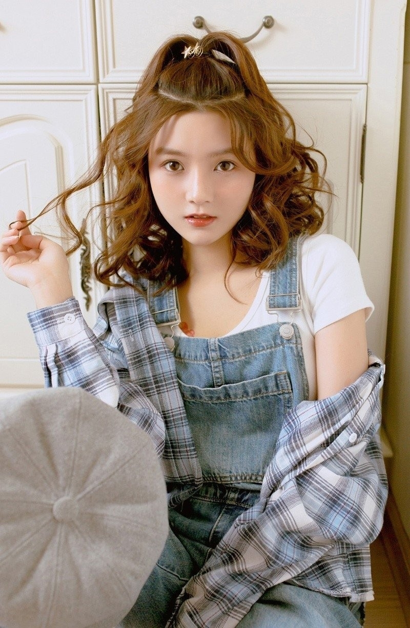 可爱萌妹子背带牛仔裤室内写真