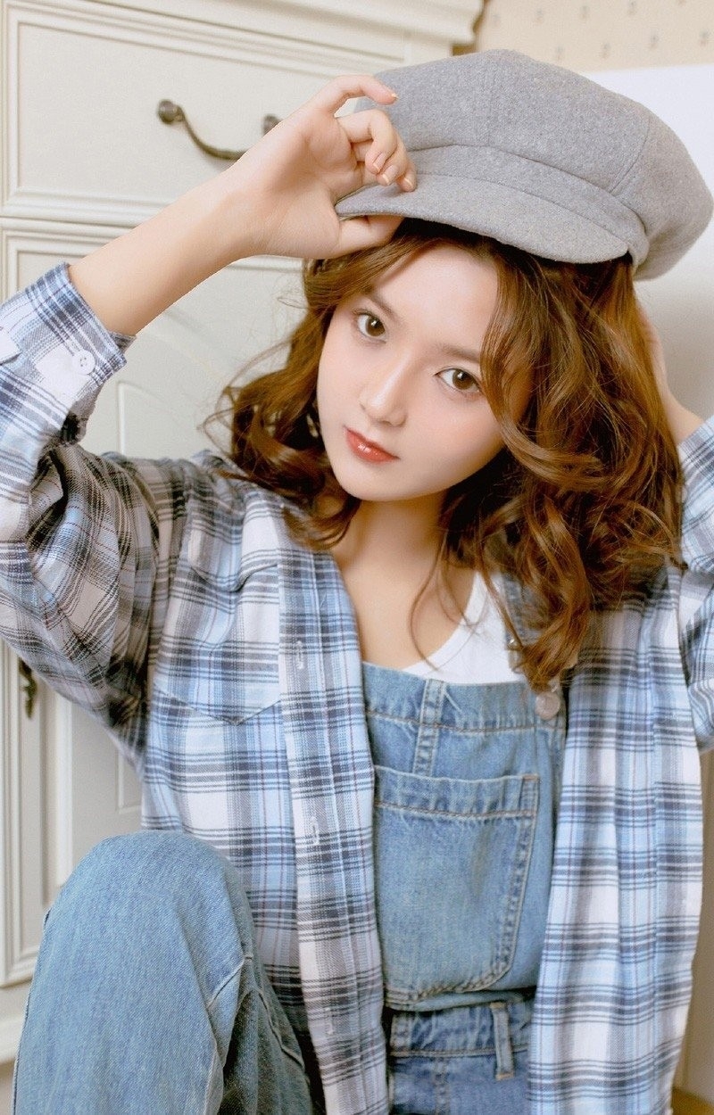 可爱萌妹子背带牛仔裤室内写真