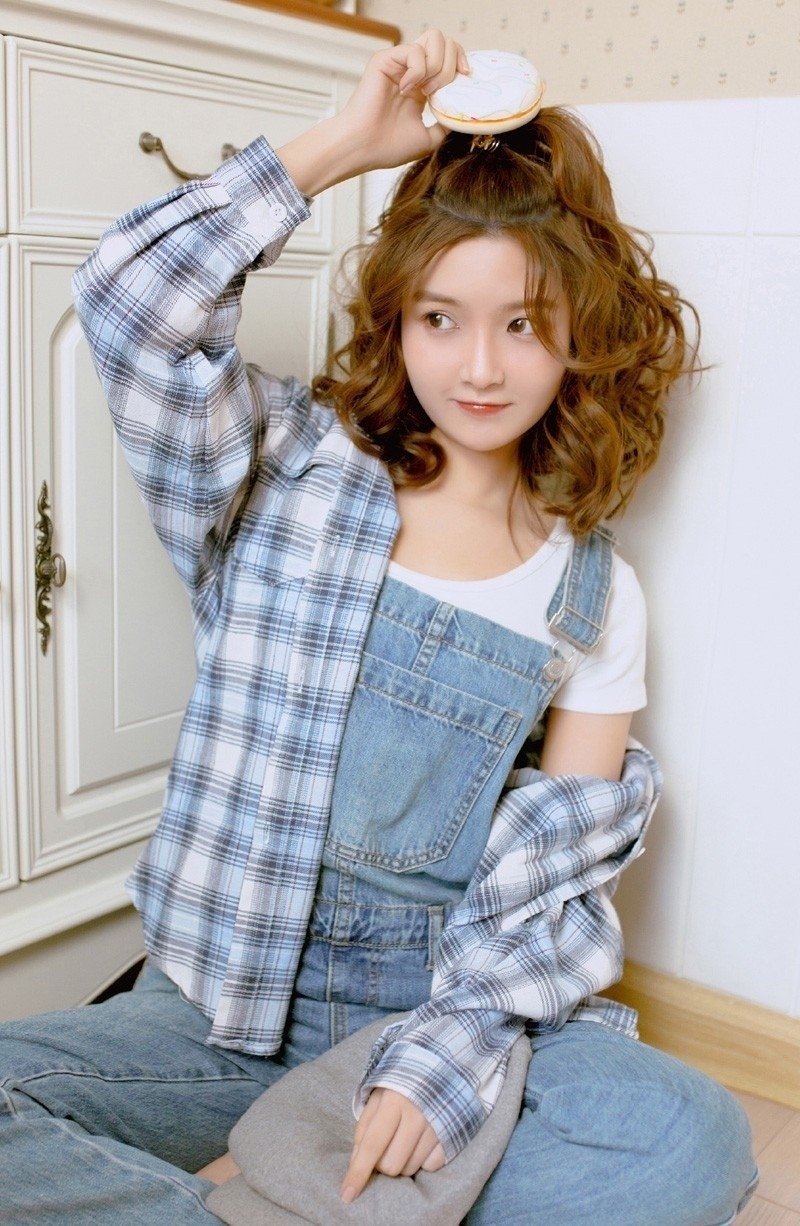 可爱萌妹子背带牛仔裤室内写真