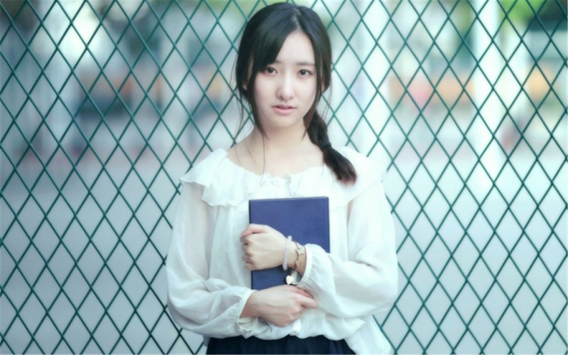 文艺范美女韩式麻花辫街拍写真