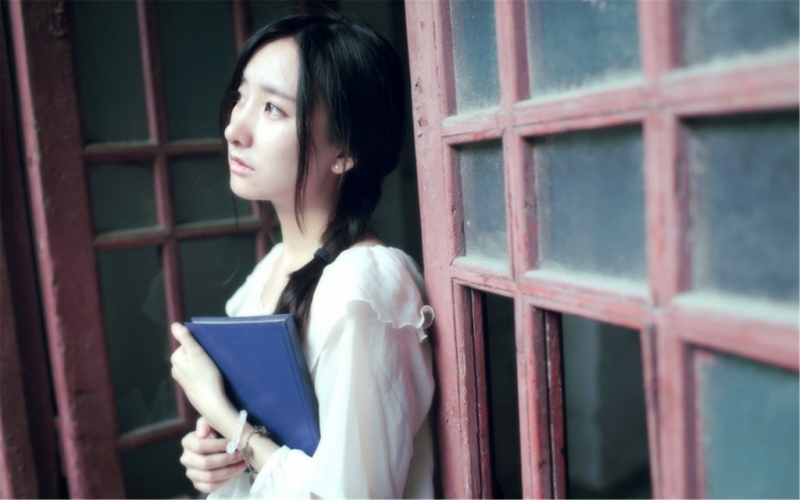 文艺范美女韩式麻花辫街拍写真