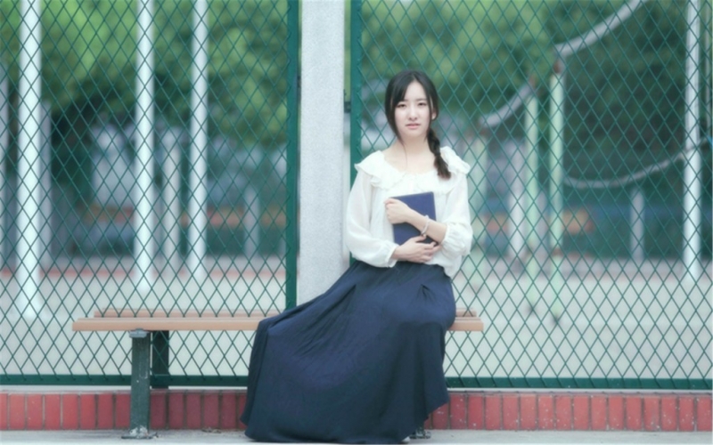 文艺范美女韩式麻花辫街拍写真