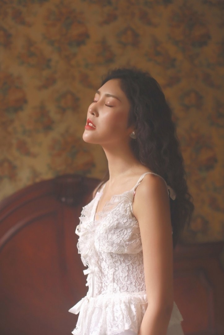 床上美女吊带白裙清新脱俗写真