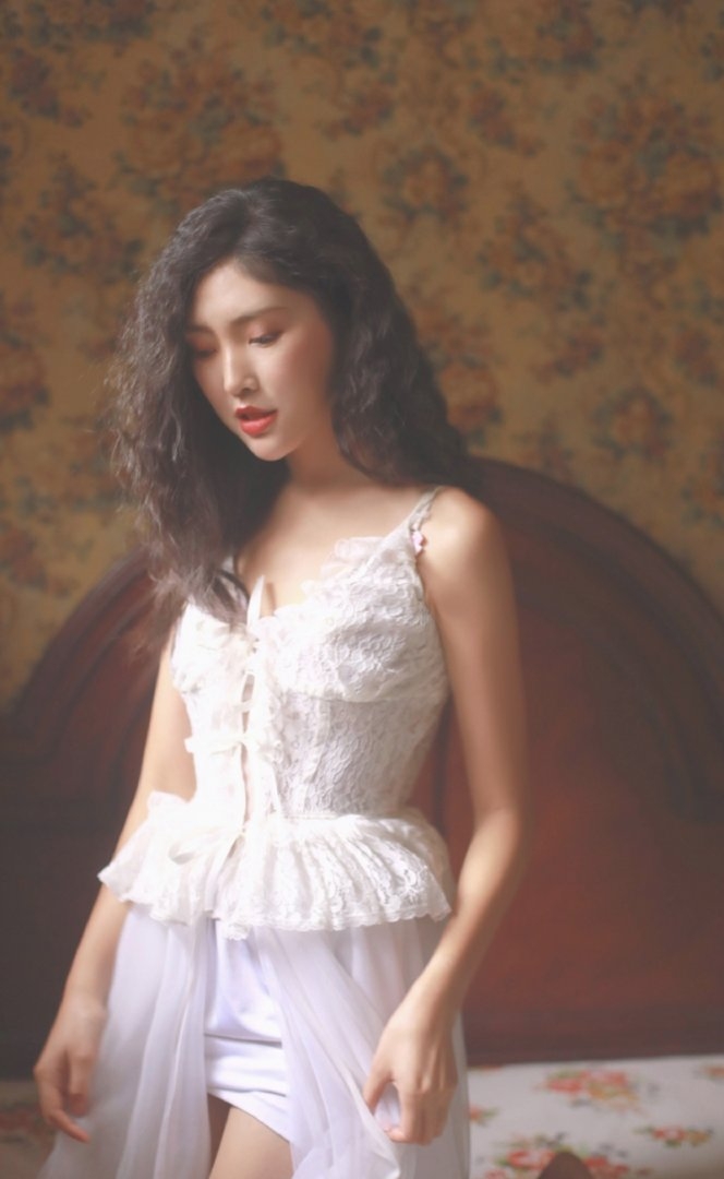 床上美女吊带白裙清新脱俗写真