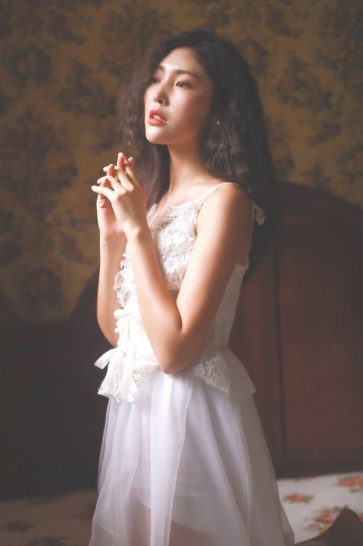 床上美女吊带白裙清新脱俗写真
