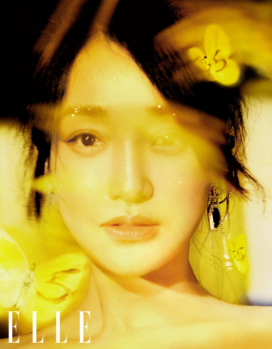 周迅在流动光影中与蝶共舞写真