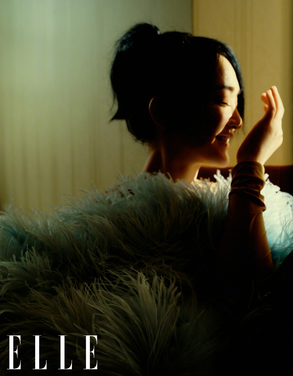 周迅在流动光影中与蝶共舞写真