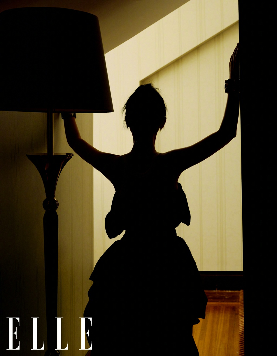 周迅在流动光影中与蝶共舞写真