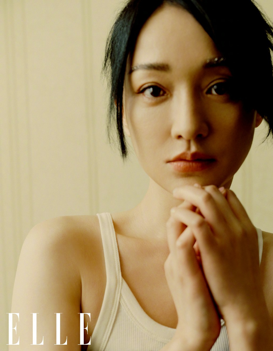 周迅在流动光影中与蝶共舞写真