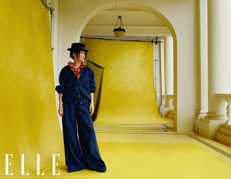 周迅在流动光影中与蝶共舞写真