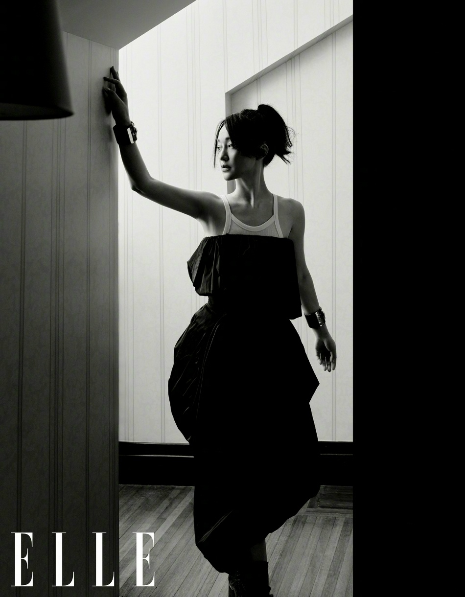 周迅在流动光影中与蝶共舞写真