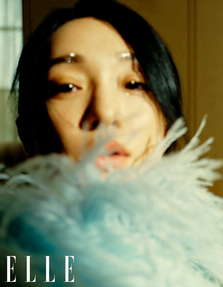 周迅在流动光影中与蝶共舞写真