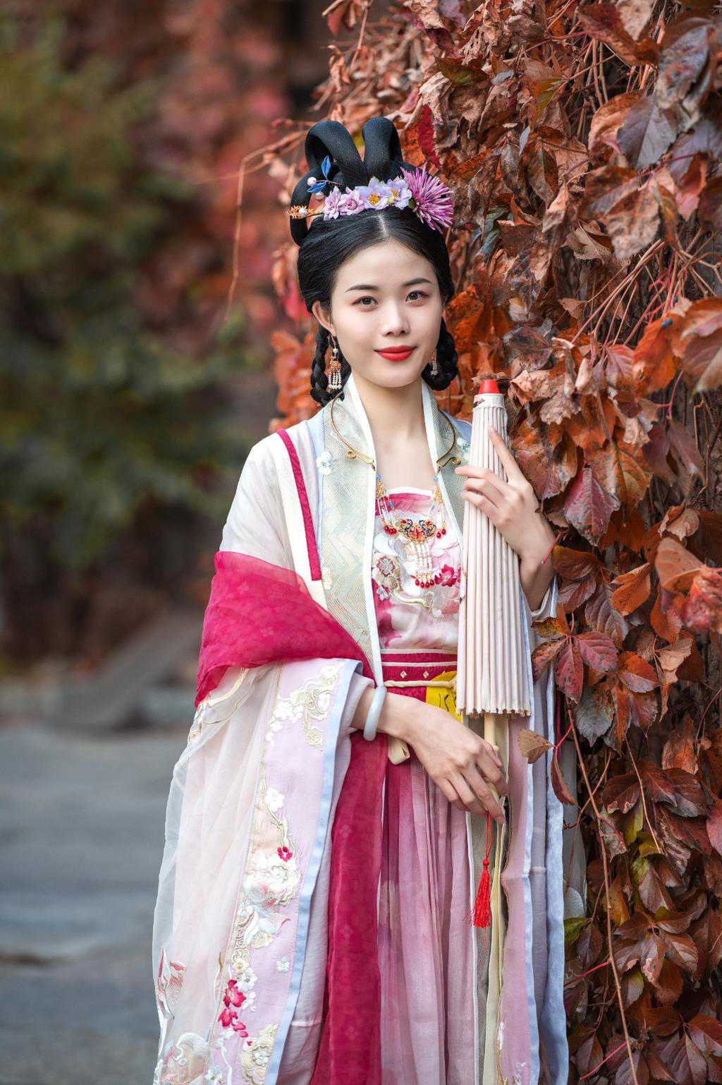 汉服美女俏丽容貌窈窕身姿图片