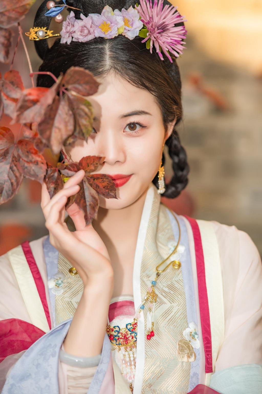 汉服美女俏丽容貌窈窕身姿图片