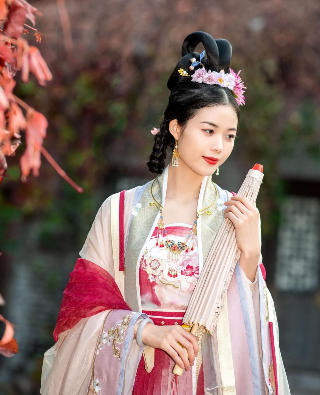 汉服美女俏丽容貌窈窕身姿图片