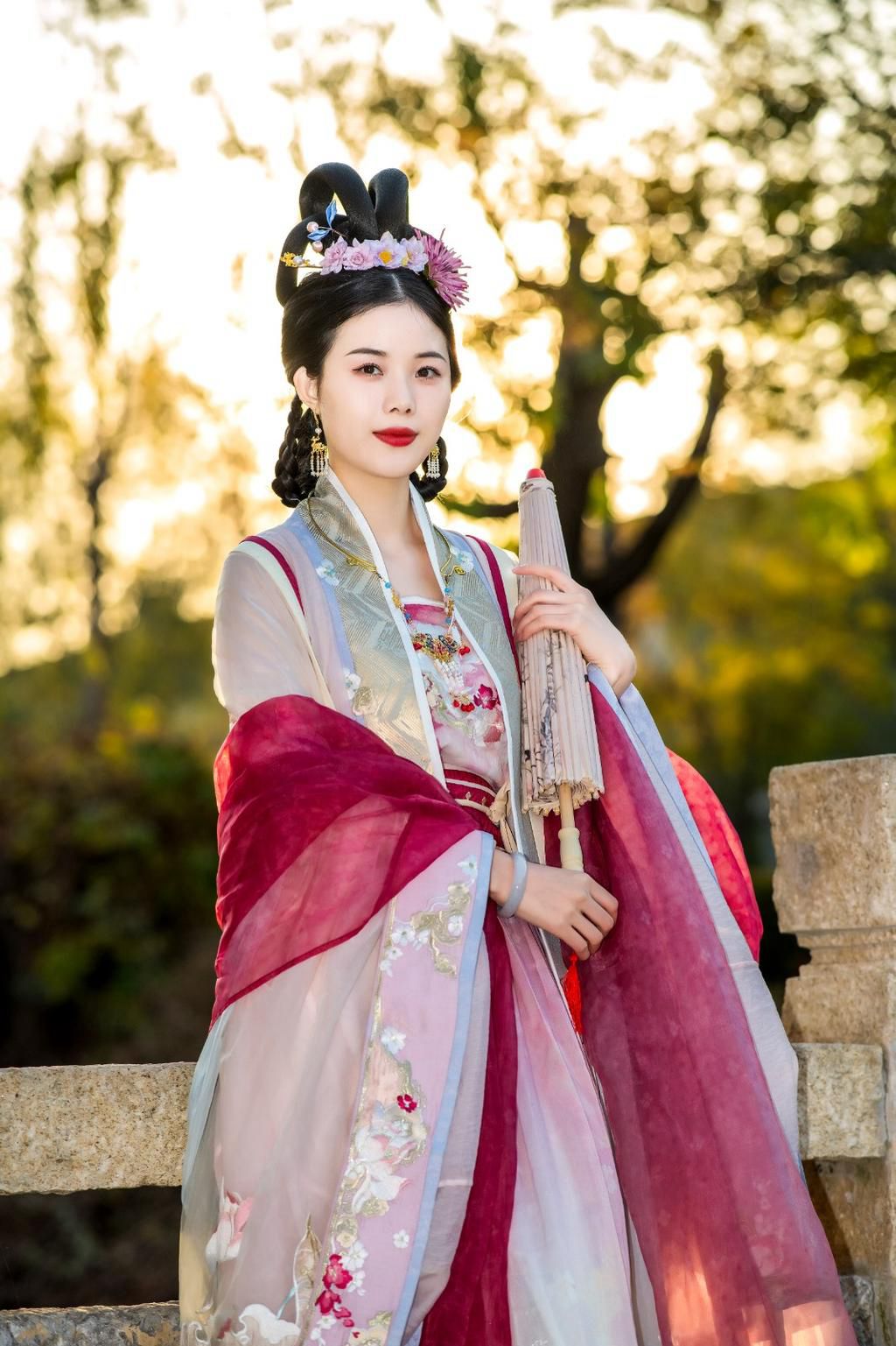 汉服美女俏丽容貌窈窕身姿图片