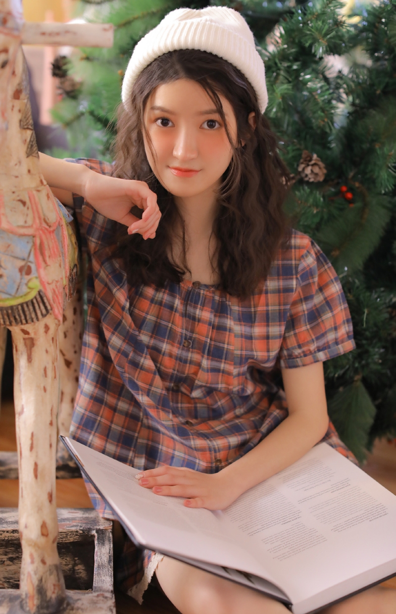 格子短裙美女萝莉白丝美腿写真