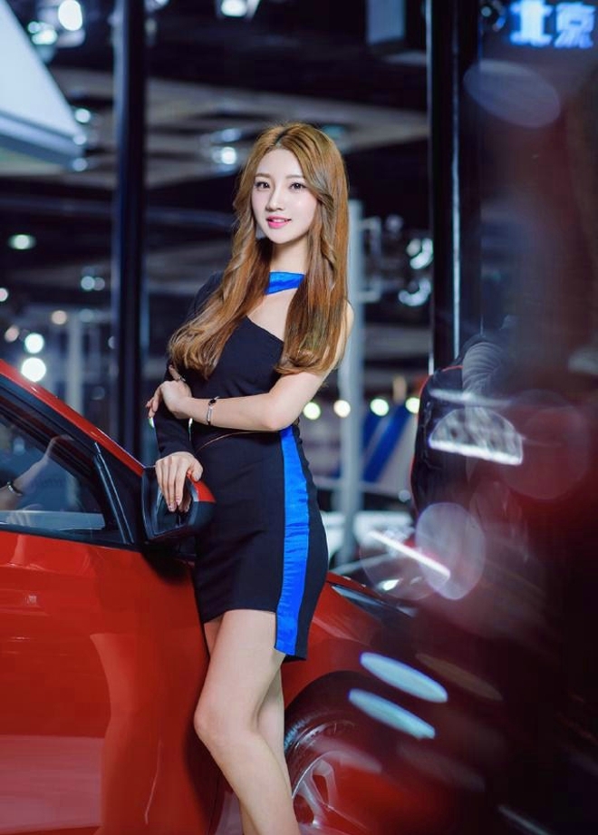 金发美女车模超短裙大长腿私拍