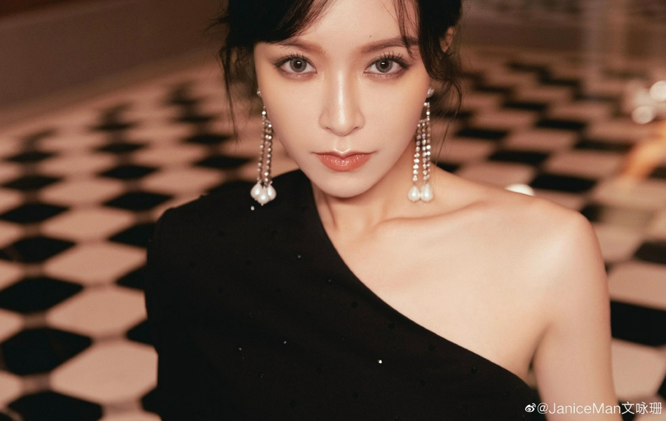 文咏珊身材性感神情妩媚活动写真