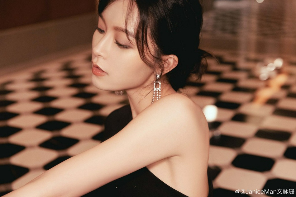 文咏珊身材性感神情妩媚活动写真