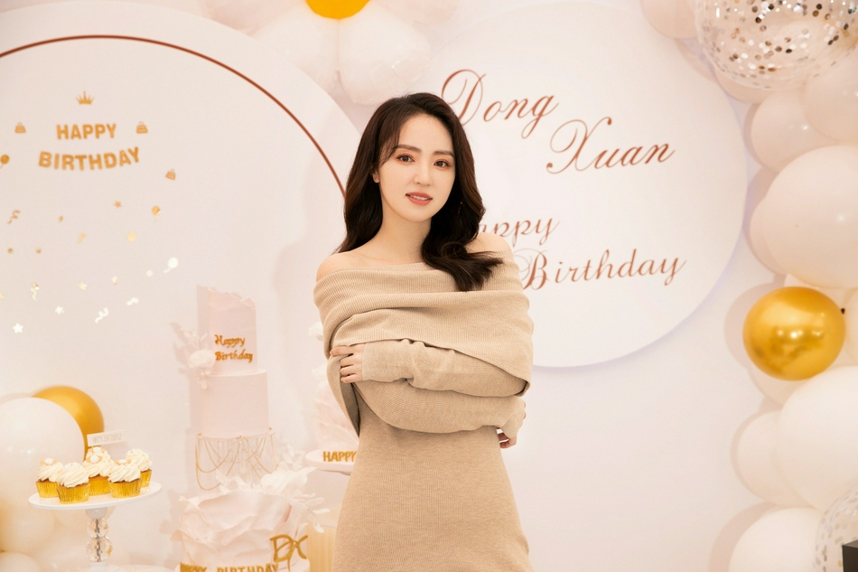 董璇卡其色一字肩长裙优雅大气