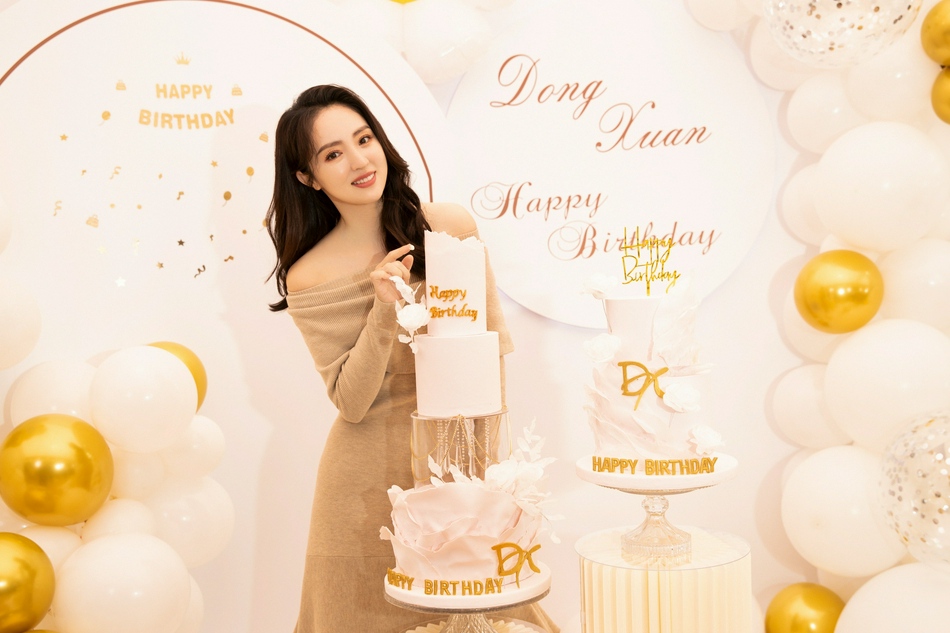 董璇卡其色一字肩长裙优雅大气